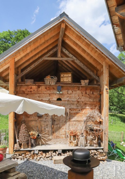 En Haute-Savoie, non loin de Morzine, une grange chalet traditionnelle en plein alpage - photo  n°4